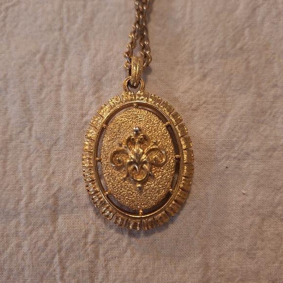 Vintage Avon cameo necklace - Picture 3 of 5